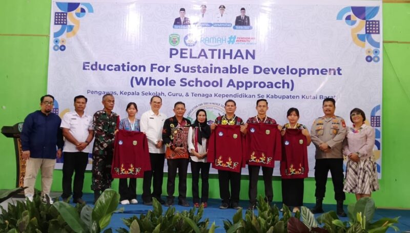 Wakil Bupati Kutai Barat, H.Nanang Adriani didampingi Kepala Dinas Pendidikan Kutai Barat, Kamius Junaidi Saat Membuka Pelatihan Peningkatan Kapasitas Guru Sekolah Dasar.