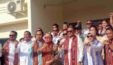 Wakil Gubernur Kalimantan Timur (Kaltim), Seno Aji Selaku Ketua DPD Gerindra Kaltim didampingi Bupati Kutai Barat, Frederick Edwin Saat Peresmian Kantor DPC Gerindra Kubar di Kampung Balok Asa, Kecamatan Barong Tongkok.