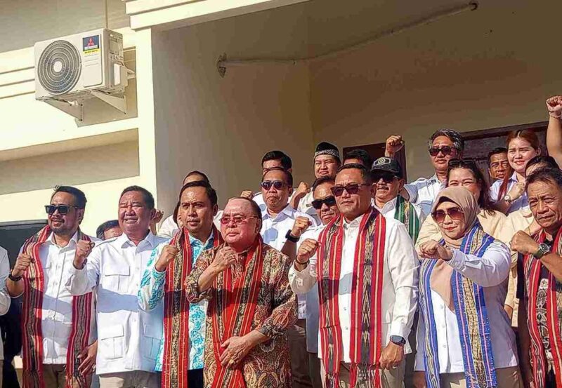 Wakil Gubernur Kalimantan Timur (Kaltim), Seno Aji Selaku Ketua DPD Gerindra Kaltim didampingi Bupati Kutai Barat, Frederick Edwin Saat Peresmian Kantor DPC Gerindra Kubar di Kampung Balok Asa, Kecamatan Barong Tongkok.