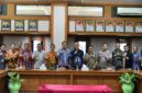 Foto Bersama Bupati Kutai Barat, Frederick Edwin Saat Penandatanganan Nota Kesepahaman Pembangunan Jalan Alternatif di MMB.