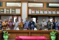 Foto Bersama Bupati Kutai Barat, Frederick Edwin Saat Penandatanganan Nota Kesepahaman Pembangunan Jalan Alternatif di MMB.
