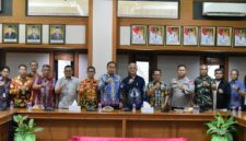 Foto Bersama Bupati Kutai Barat, Frederick Edwin Saat Penandatanganan Nota Kesepahaman Pembangunan Jalan Alternatif di MMB.