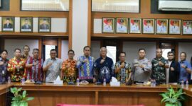Foto Bersama Bupati Kutai Barat, Frederick Edwin Saat Penandatanganan Nota Kesepahaman Pembangunan Jalan Alternatif di MMB.