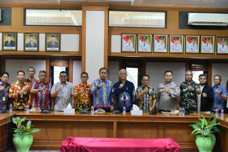 Foto Bersama Bupati Kutai Barat, Frederick Edwin Saat Penandatanganan Nota Kesepahaman Pembangunan Jalan Alternatif di MMB.