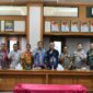 Foto Bersama Bupati Kutai Barat, Frederick Edwin Saat Penandatanganan Nota Kesepahaman Pembangunan Jalan Alternatif di MMB.