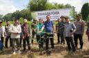 Bupati Kutai Barat, Frederick Edwin didampingi Istri Maria Christina Mozes Edwin Saat Melakukan Penanaman Pohon guna upaya Konservasi dan Menjaga Pelestarian Pesut Mahakam.
