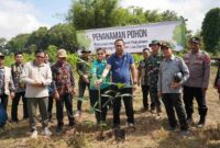 Bupati Kutai Barat, Frederick Edwin didampingi Istri Maria Christina Mozes Edwin Saat Melakukan Penanaman Pohon guna upaya Konservasi dan Menjaga Pelestarian Pesut Mahakam.