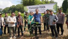 Bupati Kutai Barat, Frederick Edwin didampingi Istri Maria Christina Mozes Edwin Saat Melakukan Penanaman Pohon guna upaya Konservasi dan Menjaga Pelestarian Pesut Mahakam.