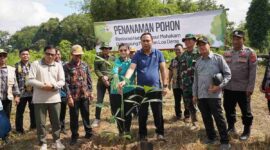 Bupati Kutai Barat, Frederick Edwin didampingi Istri Maria Christina Mozes Edwin Saat Melakukan Penanaman Pohon guna upaya Konservasi dan Menjaga Pelestarian Pesut Mahakam.