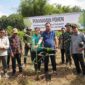 Bupati Kutai Barat, Frederick Edwin didampingi Istri Maria Christina Mozes Edwin Saat Melakukan Penanaman Pohon guna upaya Konservasi dan Menjaga Pelestarian Pesut Mahakam.