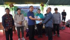 Bupati Kutai Barat, Frederick Edwin Saat Mengunjungi Kelompok Tani Minta Mandiri.