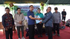 Bupati Kutai Barat, Frederick Edwin Saat Mengunjungi Kelompok Tani Minta Mandiri.