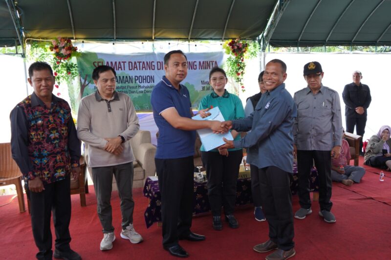 Bupati Kutai Barat, Frederick Edwin Saat Mengunjungi Kelompok Tani Minta Mandiri.