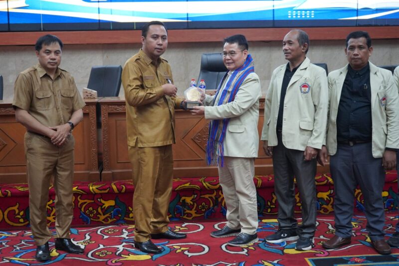 Bupati Kutai Barat, Frederick Edwin Saat Membuka Sosialisasi Program Pendidikan S1, S2, dan S3 yang digelar STIENAS Samarinda.