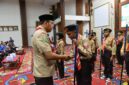 Bupati Kutai Barat, Frederick Edwin Saat Melepas Kontingen Pramuka Kutai Barat Menuju Jambore Nasional XII di Cibubur.