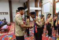 Bupati Kutai Barat, Frederick Edwin Saat Melepas Kontingen Pramuka Kutai Barat Menuju Jambore Nasional XII di Cibubur.