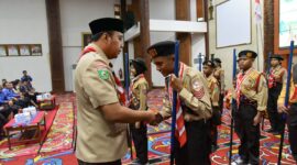 Bupati Kutai Barat, Frederick Edwin Saat Melepas Kontingen Pramuka Kutai Barat Menuju Jambore Nasional XII di Cibubur.