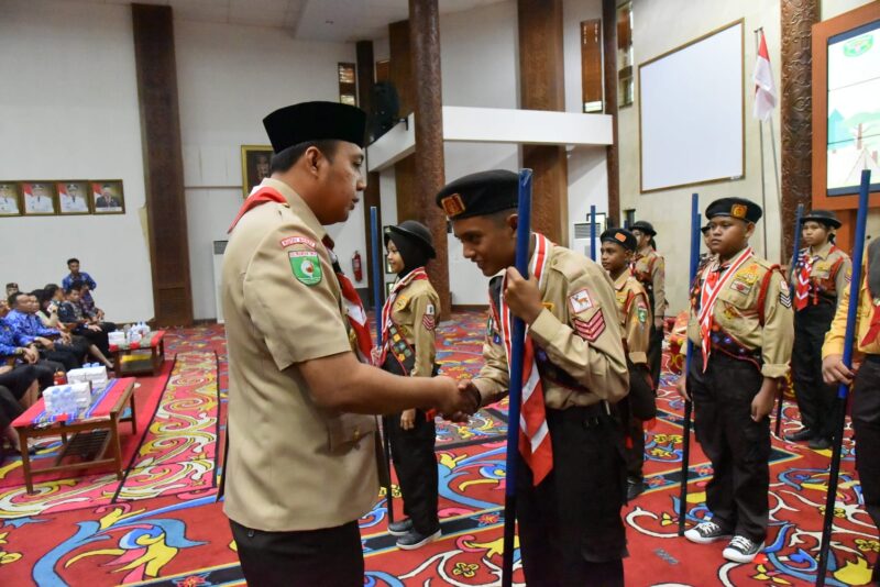 Bupati Kutai Barat, Frederick Edwin Saat Melepas Kontingen Pramuka Kutai Barat Menuju Jambore Nasional XII di Cibubur.