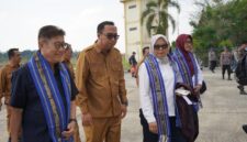 Bupati Kutai Barat, Frederick Edwin Saat Menyambut Tim Visitasi Komisi Kepolisian Nasional (Kompolnas) Award 2026 di Bandar udara Melalan Barong Tongkok.