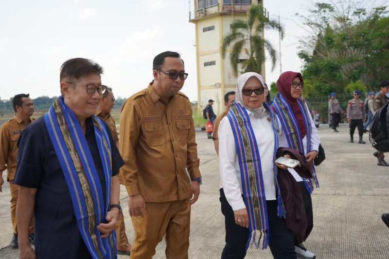 Bupati Kutai Barat, Frederick Edwin Saat Menyambut Tim Visitasi Komisi Kepolisian Nasional (Kompolnas) Award 2026 di Bandar udara Melalan Barong Tongkok.