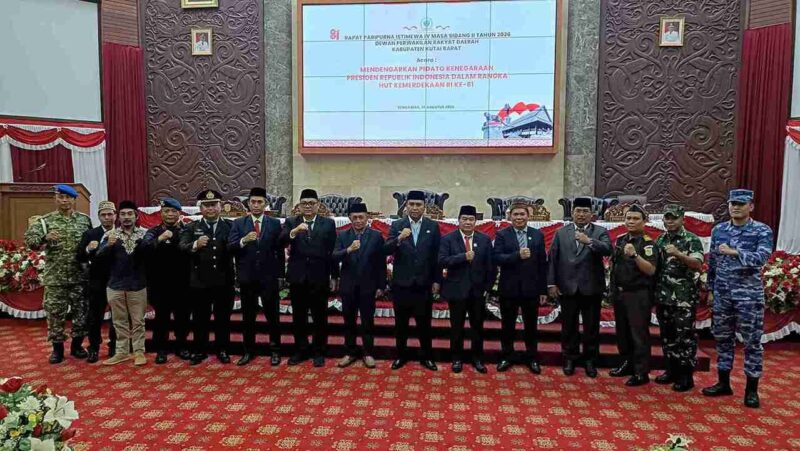 Foto Bersama Bupati Kutai Barat, Frederick Edwin dan Ketua DPRD Kutai Barat, Ridwai, SH beserta unsur Forkopimda saat Paripurn Istimewa Mendengarkan Pidato Kenegaraan Presiden Republik Indonesia, Prabowo Subianto.