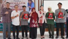 Foto Bersama Pemenang Pembatik Khas Daerah Kubar Itah Otur.