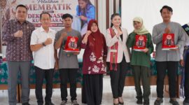 Foto Bersama Pemenang Pembatik Khas Daerah Kubar Itah Otur.