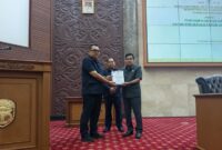 Sekretaris Daerah Kabupaten Kutai Barat, Erik Victory Saat menyampaikan Nota Perubahan APBD 2026 kepada Ketua DPRD Kutai Barat, Ridwai didampingi Wakil Ketua 1 DPRD Kutai Barat, Agustinus.
