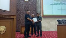 Sekretaris Daerah Kabupaten Kutai Barat, Erik Victory Saat menyampaikan Nota Perubahan APBD 2026 kepada Ketua DPRD Kutai Barat, Ridwai didampingi Wakil Ketua 1 DPRD Kutai Barat, Agustinus.