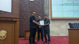 Sekretaris Daerah Kabupaten Kutai Barat, Erik Victory Saat menyampaikan Nota Perubahan APBD 2026 kepada Ketua DPRD Kutai Barat, Ridwai didampingi Wakil Ketua 1 DPRD Kutai Barat, Agustinus.
