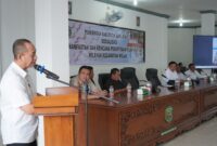 Asisten 2 Sekretariat Kabupaten Kutai Barat, Ali Sadikin Saat Membuka Sosialisasi Pemanfaatan dan Penertiban Ruang Publik di Kecamatan Melak.