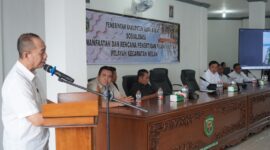 Asisten 2 Sekretariat Kabupaten Kutai Barat, Ali Sadikin Saat Membuka Sosialisasi Pemanfaatan dan Penertiban Ruang Publik di Kecamatan Melak.