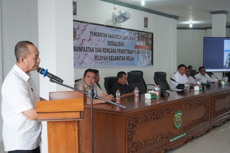 Asisten 2 Sekretariat Kabupaten Kutai Barat, Ali Sadikin Saat Membuka Sosialisasi Pemanfaatan dan Penertiban Ruang Publik di Kecamatan Melak.