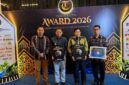 Wakil Bupati Kutai Barat, H.Nanang Adriani bersama Ketua DPRD Kutai Barat Ridwai, SH dan Asisten  1 Sekretariat Kabupaten Kutai Barat Saat Menerima Penghargaan Tribun Kaltim Award 2026.