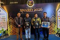Wakil Bupati Kutai Barat, H.Nanang Adriani bersama Ketua DPRD Kutai Barat Ridwai, SH dan Asisten  1 Sekretariat Kabupaten Kutai Barat Saat Menerima Penghargaan Tribun Kaltim Award 2026.