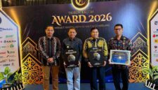 Wakil Bupati Kutai Barat, H.Nanang Adriani bersama Ketua DPRD Kutai Barat Ridwai, SH dan Asisten  1 Sekretariat Kabupaten Kutai Barat Saat Menerima Penghargaan Tribun Kaltim Award 2026.