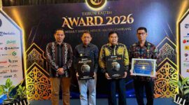 Wakil Bupati Kutai Barat, H.Nanang Adriani bersama Ketua DPRD Kutai Barat Ridwai, SH dan Asisten  1 Sekretariat Kabupaten Kutai Barat Saat Menerima Penghargaan Tribun Kaltim Award 2026.