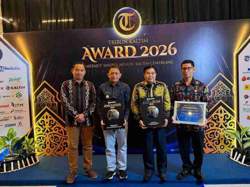 Wakil Bupati Kutai Barat, H.Nanang Adriani bersama Ketua DPRD Kutai Barat Ridwai, SH dan Asisten  1 Sekretariat Kabupaten Kutai Barat Saat Menerima Penghargaan Tribun Kaltim Award 2026.