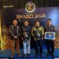 Wakil Bupati Kutai Barat, H.Nanang Adriani bersama Ketua DPRD Kutai Barat Ridwai, SH dan Asisten  1 Sekretariat Kabupaten Kutai Barat Saat Menerima Penghargaan Tribun Kaltim Award 2026.
