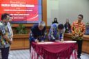 Bupati Kabupaten Kutai Barat, Frederick Edwin Bersama Direktur PT Bina Insan Sukses Mandiri (PT BISM), Chai Chon Chon Saat Menandatangani Nota Kesepahaman Pembangunan Jalan Alternatif di MMB.