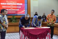 Bupati Kabupaten Kutai Barat, Frederick Edwin Bersama Direktur PT Bina Insan Sukses Mandiri (PT BISM), Chai Chon Chon Saat Menandatangani Nota Kesepahaman Pembangunan Jalan Alternatif di MMB.