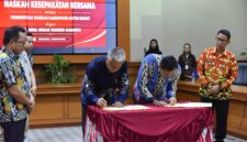 Bupati Kabupaten Kutai Barat, Frederick Edwin Bersama Direktur PT Bina Insan Sukses Mandiri (PT BISM), Chai Chon Chon Saat Menandatangani Nota Kesepahaman Pembangunan Jalan Alternatif di MMB.