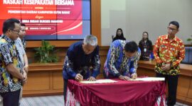 Bupati Kabupaten Kutai Barat, Frederick Edwin Bersama Direktur PT Bina Insan Sukses Mandiri (PT BISM), Chai Chon Chon Saat Menandatangani Nota Kesepahaman Pembangunan Jalan Alternatif di MMB.