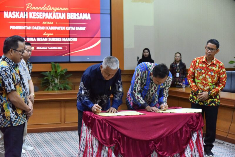 Bupati Kabupaten Kutai Barat, Frederick Edwin Bersama Direktur PT Bina Insan Sukses Mandiri (PT BISM), Chai Chon Chon Saat Menandatangani Nota Kesepahaman Pembangunan Jalan Alternatif di MMB.