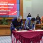 Bupati Kabupaten Kutai Barat, Frederick Edwin Bersama Direktur PT Bina Insan Sukses Mandiri (PT BISM), Chai Chon Chon Saat Menandatangani Nota Kesepahaman Pembangunan Jalan Alternatif di MMB.